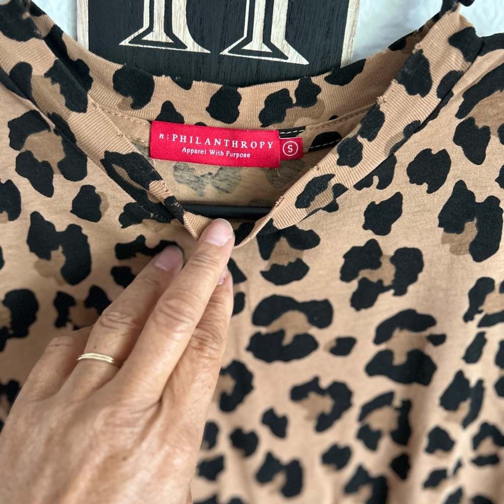 💰PRICE ⬇️ N PHILANTHROPY • Leopard Short Sleeve Blouse • sz S • - Picture 3 of 7